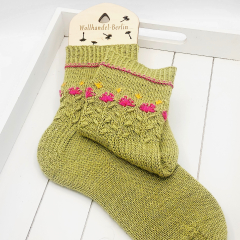 Strickpaket in Pistazie - Socken The Flowers and the Bees von greenermakes